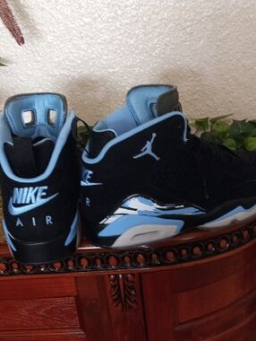 Nike Air Jordan  Mens Basketball Sneakers.                 size 9